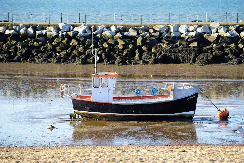 Two Bedroom Private Cottage With Private Parking Just By The Sea Herne Bay Extérieur photo